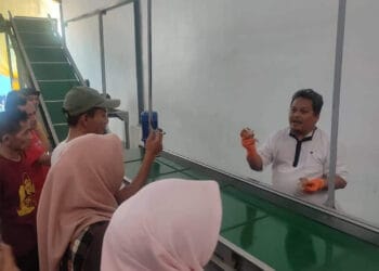 Seorang tenaga ahli Porang, sedang memberikan penjelasan kepada pihak dinas dan masyarakat, Jumat (2/6/2023). (ISTIMEWA)