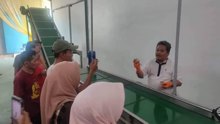 Seorang tenaga ahli Porang, sedang memberikan penjelasan kepada pihak dinas dan masyarakat, Jumat (2/6/2023). (ISTIMEWA)
