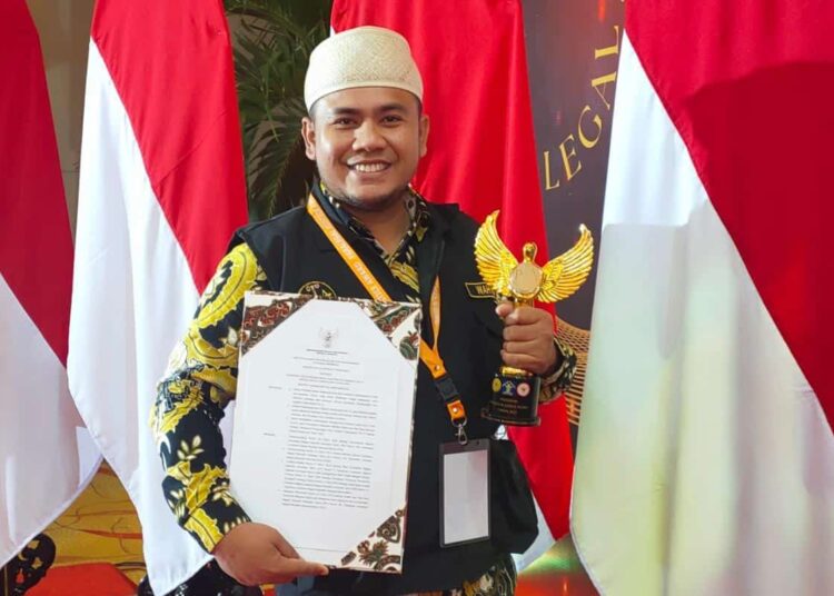 Kades Bandung Wahyu Kusnadihardja, raih penghargaan. (ISTIMEWA)