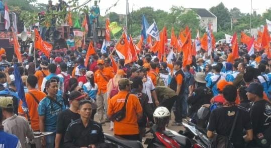 UNJUKRASA - Puluhan Serikat Buruh dari berbagai aliansi, mengepung kantor Gubernur Banten, KP3B, Kota Serang, Selasa (6/6). Mereka berunjukrasa, mengecam Pemutusan Hubungan Kerja (PHK) massal. (ISTIMEWA)