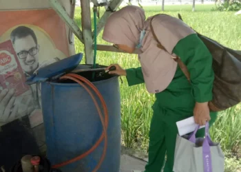Petugas Kesehatan  Dinkes Kabupaten Serang, melakukan pemeriksaan jentik nyamuk di rumah warga, Rabu (7/6/2023). (SIDIK/SATELITNEWS.COM)