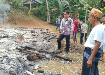 Camat Cisata, Kabupaten Pandeglang, Asep Permana, meninjau lokasi kebakaran, yang dialami warganya, Kamis (8/6/2023). (ISTIMEWA)