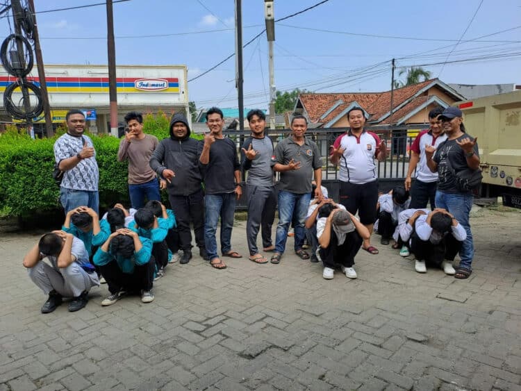 DIAMANKAN: Terlihat belasan pelajar yang diamankan Kepolisian Sektor Tigaraksa diangkut menggunakan mobil truk. (DOK POLSEK TIGARAKSA)