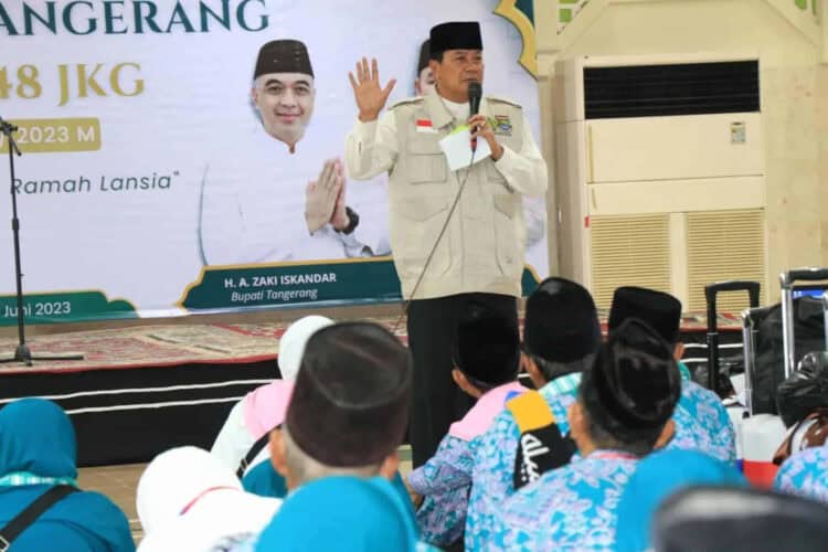 IMBAUAN JAGA KESEHATAN: Sekretaris Daerah Kabupaten Tangerang, Moch. Maesyal Rasyid saat memberikan imbauan untuk menjaga kesehatan kepada 274 Calhaj kloter 5 Kabupaten Tangerang di Masjid Al-Amjad Pusat Pemerintahan Kabupaten Tangerang, Tigaraksa, Sabtu (10/6). (ISTIMEWA)
