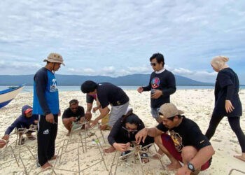 Sejumlah mahasiswa di Banten, sedang dilatih transplantasi Terumbu Karang, belum lama ini. (ISTIMEWA)