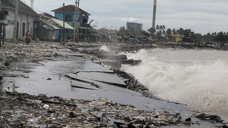 Pesisir Pantai Teluk Kecamatan Labuan, abrasi. (ISTIMEWA)