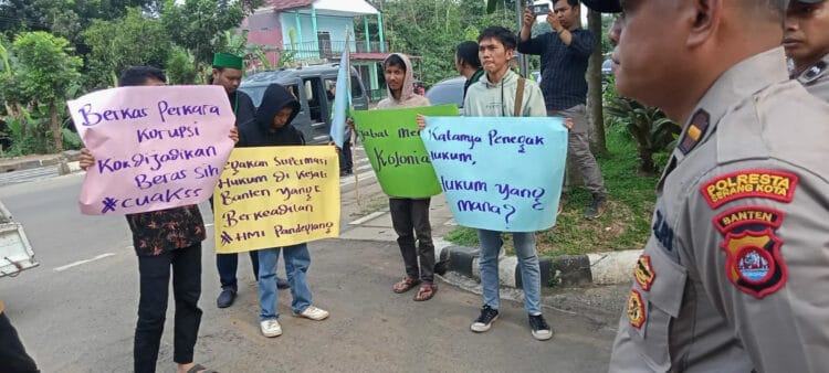 Sejumlah massa yang tergabung dalam HMI Cabang Pandeglang, berunjukrasa di depan Gedung Kejati Banten, Jumat (23/6/2023). (ISTIMEWA)