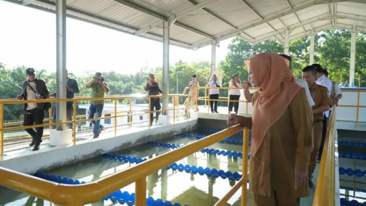 Bupati Pandeglang Irna Narulita, meninjau uji coba SPAM Tanjung Lesung, di Kecamatan Panimbang, Kabupaten Pandeglang, belum lama ini. (ISTIMEWA)