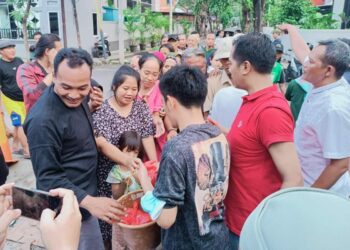 Jajaran pengurus PWI Kabupaten Tangerang, membagikan daging kurban kepada masyarakat sekitar, Kamis (29/6/2023). (ISTIMEWA)