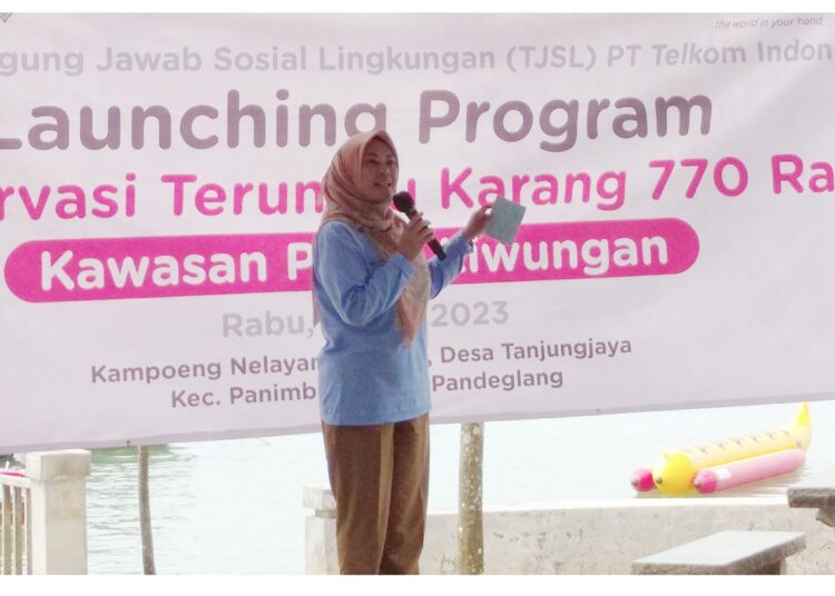 Bupati Pandeglang Irna Narulita, menghadiri acara Launching Program Pelestarian Terumbu Karang, di Kampung Nelayan, Desa Tanjungjaya, Kecamatan Panimbang, Kabupaten Pandeglang, Rabu (7/6/2023). (MARDIANA/SATELITNEWS.COM)