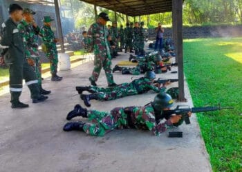 LATIHAN MENEMBAK: Suasana latihan menembak anggota TNI dari Kodim 0510/Tigaraksa di Lapangan Tembak Yonif Mekanis 203/AK, Desa Gandasari, Kecamatan Jatiuwung Kota Tangerang, Selasa (20/06/2023).