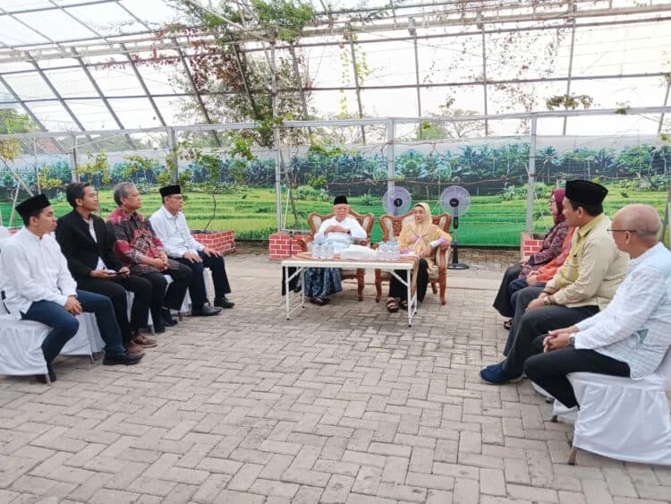 Jajaran pengurus Komite Daerah Ekonomi dan Keuangan Syariah (KDEKS) Provinsi Banten, mendapat pengarahan dari Wakil Presiden (Wapres) Ma’ruf Amin, di Komplek Ponpes An-Nawawi, Kecamatan Tanara, Kabupaten Serang, Sabtu (29/7/2023).   (ISTIMEWA)
