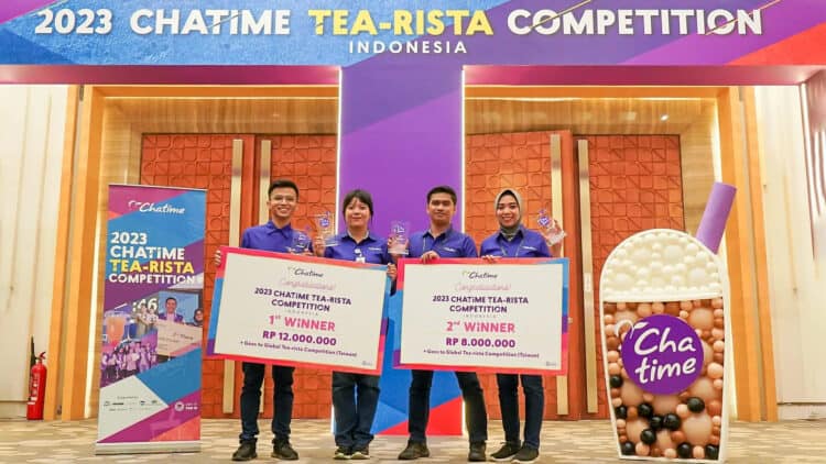 (dari kiri ke kanan) Juara 1 Tea-rista Champion: Ariobimo Alfiano dan Tasya Sheva Prafasiwi dari gerai Chatime Jakarta dan Juara 2 Tea-rista Champion: Yusri dan Kartika Dwi Arum dari gerai Chatime Makassar. (ISTIMEWA)