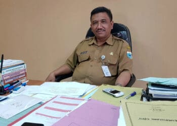 Sekda Pandeglang, Ali Fahmi Sumanta, di ruang kerjanya. (FAHRIE/SATELITNEWS.COM)