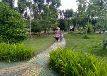 MINIM TEMPAT SAMPAH: Suasana di depan Hutan Kota Pusat Pemkab Tangerang yang minim tempat sampah, Senin (3/7). (ALFIAN HERIANTO)