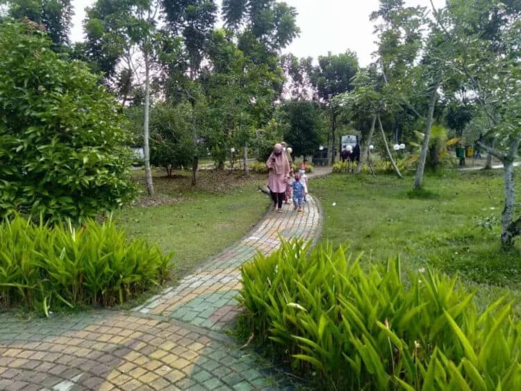 MINIM TEMPAT SAMPAH: Suasana di depan Hutan Kota Pusat Pemkab Tangerang yang minim tempat sampah, Senin (3/7). (ALFIAN HERIANTO)