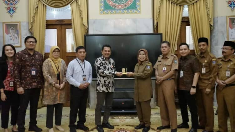 PERTEMUAN–Kepala OJK Regional 1 DKI Jakarta dan Banten, Roberto Akyuwen, bertemu dengan Bupati Serang Ratu Tatu Chasanah, di Pendopo Bupati Serang, Senin (10/7/2023). (ISTIMEWA)