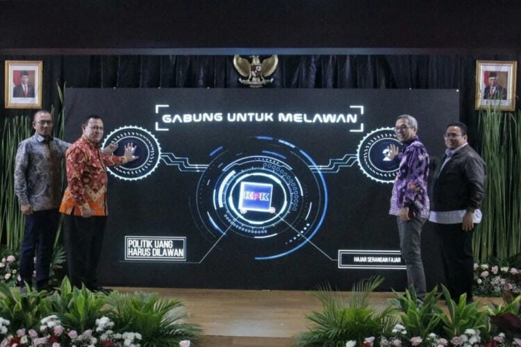 PELUNCURAN PROGRAM: dari kiri, Ketua KPU Hasyim Asyari, Ketua KPK Firli Bahuri, Direktur Jendral Informasi dan Komunikasi Publik di Kementerian Komunikasi dan Informatika (Kemenkominfo) Usman Kansong dan Ketua Bawaslu Rahmat Bagja menekan tombol berbarengan secara simbolis, pada peluncuran Kampanye Hajar Serangan Fajar, di Gedung ACLC KPK, Jakarta, Jumat (14/7). (RM)