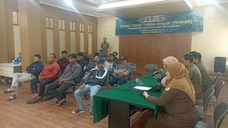 PROSES SIDANG: Situasi sidang tindak pidana ringan kepada para pemilik depot jamu yang terjaring razia Satpol PP Kabupaten Tangerang. (ISTIMEWA)