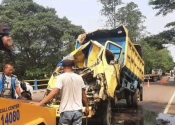 EVAKUASI: Petugas Kepolisian Resort Kota Tangerang terlihat sedang melakukan evakuasi mobil truk yang mengalami kecelakaan. (DOK/SATELIT NEWS)
