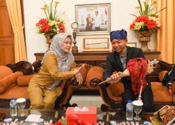 Bupati Pandeglang Irna Narulita, berbincang dengan Aming Ajen, di ruang depan Pendopo Bupati, Senin (3/7/2023). (FAHRIE/SATELITNEWS.COM)