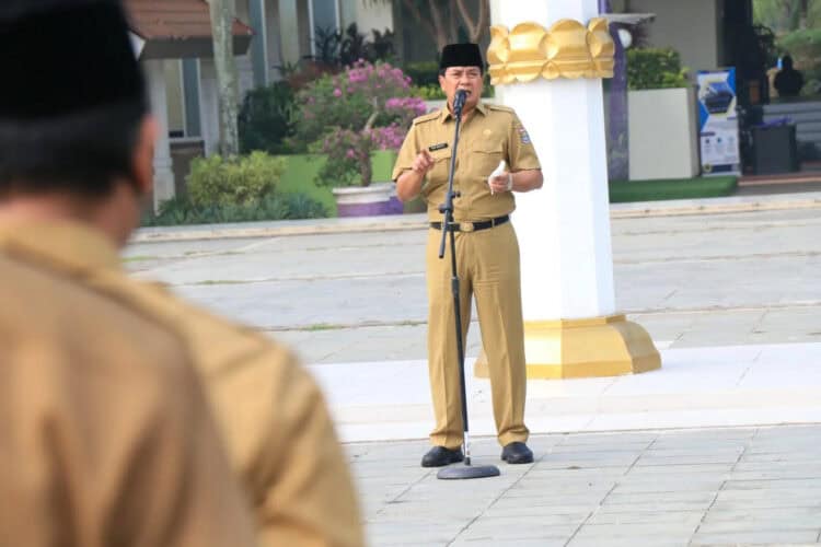 AMANAT APEL PAGI: Sekda saat memberikan amanat Apel Pagi awal bulan Juli 2023 di lapangan Raden Aria Maulana Yudhanegara Pusat Pemkab Tangerang, Tigaraksa, Senin (3/7/2023). (ISTIMEWA)