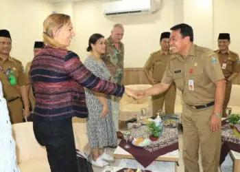 DEWAN AIR BELANDA: Sekda Kabupaten Tangerang Moch. Maesyal Rasyid menyambut langsung kedatangan tim dari Dewan Air Belanda atau DWA di Ruang Coffe Morning Gedung Kantor Bupati Tangerang, Tigaraksa, Senin (10/7/2023). (ISTIMEWA)