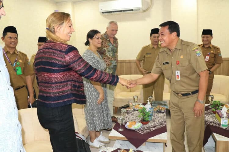 DEWAN AIR BELANDA: Sekda Kabupaten Tangerang Moch. Maesyal Rasyid menyambut langsung kedatangan tim dari Dewan Air Belanda atau DWA di Ruang Coffe Morning Gedung Kantor Bupati Tangerang, Tigaraksa, Senin (10/7/2023). (ISTIMEWA)