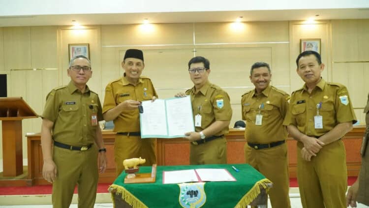 Serahkan mobil dinas