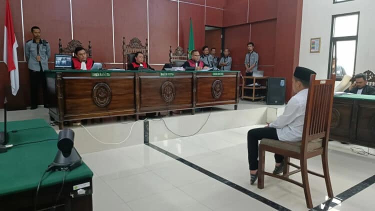 BACAKAN PUTUSAN - Ketua Majelis Hakim sidang di PN Pandeglang, membacakan amar putusan terdakwa kasus revenge porn, Kamis (13/7/2023). (ISTIMEWA)