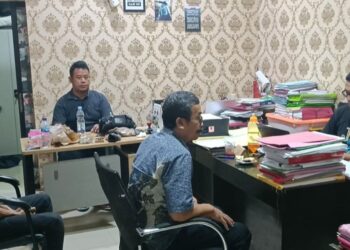 DIMINTAI KETERANGAN - Anggota Unit Tipikor Satreskrim Polres Pandeglang, meminta keterangan kepada tersangka kasus dugaan korupsi BSM, Kamis (13/7/2023) malam. (ISTIMEWA)