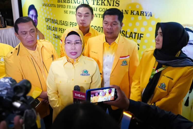 Ratu Tatu Chasanah, Ketua DPD Partai Golkar Provinsi Banten, didampingi jajaran pengurus. (ISTIMEWA)