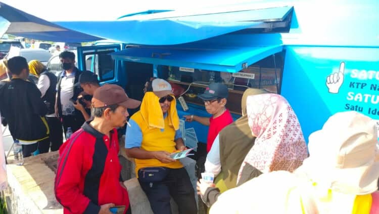 PELAYANAN ADMINDUK - Sejumlah warga tengah mengantri pelayanan Adminduk. (ISTIMEWA)