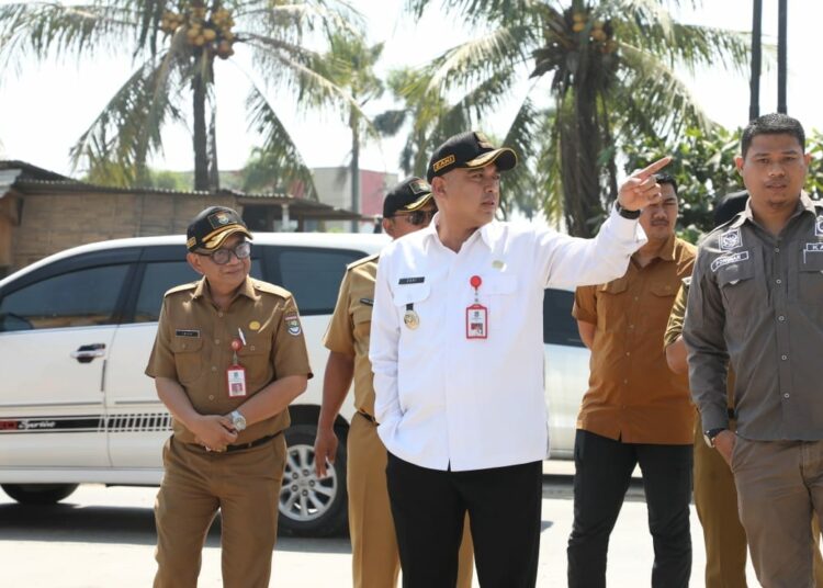 MENINJAU: Bupati Zaki didampingi Kepala Dinas Bina Marga dan SDA Kabupaten Tangerang serta Kabid Binamarga Endang dengan pihak lainnya saat meninjau progres pembangunan Jalan Raya Dadap, Kecamatan Kosambi, Selasa (18/7/2023). (ISTIMEWA)