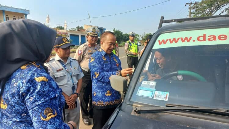 TARGET PAJAK - Pegawai Bapenda Provinsi Banten, memaksimalkan target pendapatan Pajak. (ISTIMEWA)