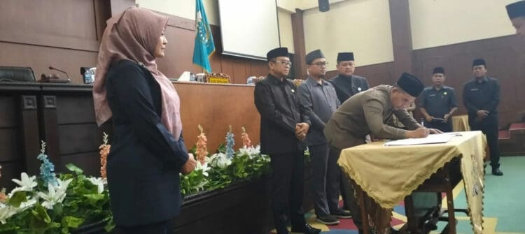 PENANDATANGANAN BERITA ACARA - Ketua DPRD Pandeglang TB Udi Juhdi, disaksikan para wakil ketua DPRD dan Bupati Pandeglang Irna Narulita, menandatangani berita acara rapat paripurna, Kamis (21/7/2023). (FAHRIE/SATELITNEWS.COM)