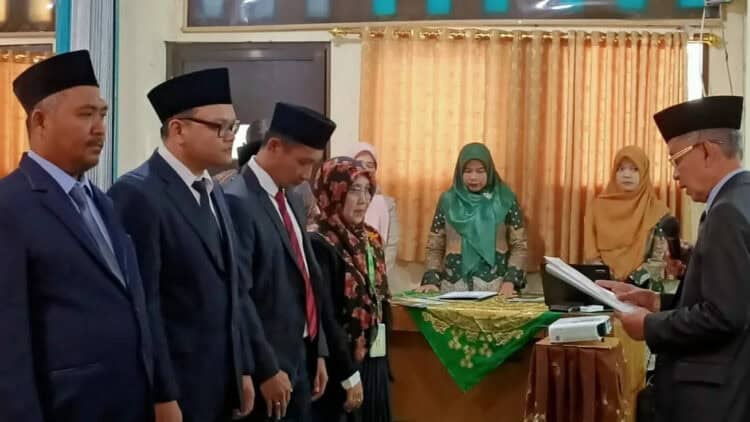 DIAMBIL SUMPAH JABATAN - Empat Dekan UNMA Banten, diambil sumpah jabatan, Kamis (21/7/2023). (ISTIMEWA)