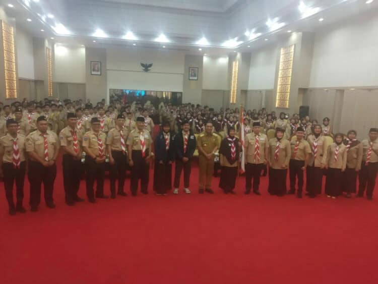 Pj Gubernur Banten Al Muktabar, lepas 201 anggota Pramuka untuk ikuti Jambore Dunia, Selasa (25/7/2023). (ISTIMEWA)