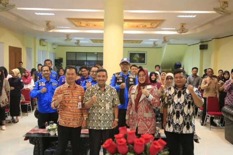 Sekda Pandeglang Ali Fahmi Sumanta, didampingi Asda II Setda Nuriah, berfoto bersama jajaran Pendamping Sosial. (ISTIMEWA)
