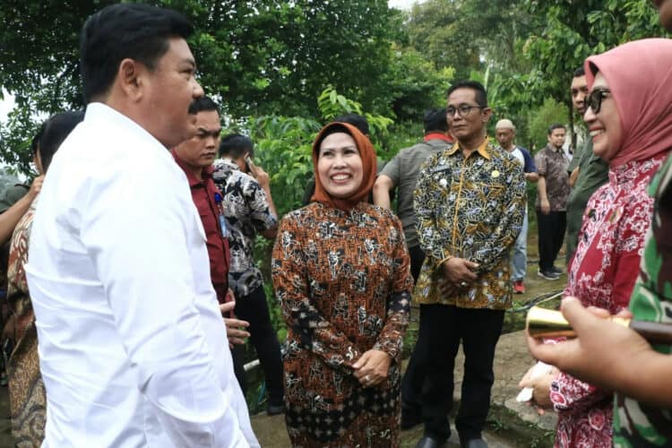 Menteri Agraria dan Tata Ruang (ATR) RI, Hadi Tjahjanto memberikan sertifikat tanah gratis Program Pendaftaran Tanah Sistematis Lengkap (PTSL), di Desa Cemplang, Kecamatan Ciomas, Kabupaten Serang, Kamis (27/7). (ISTIMEWA)