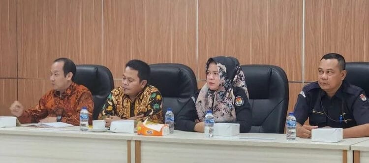 AUDIENSI DENGAN UIN SMH: KPU Provinsi Banten melakukan audiensi dengan Universitas Islam Negeri Sultan Maulana Hasanudin (UIN SMH) Banten, bertempat di Ruang Rapat Rektor UIN SMH Banten, Rabu (05/07/2023). Audiensi ini terkait dengan pelaksanaan Pemilu 2024. (ISTIMEWA)