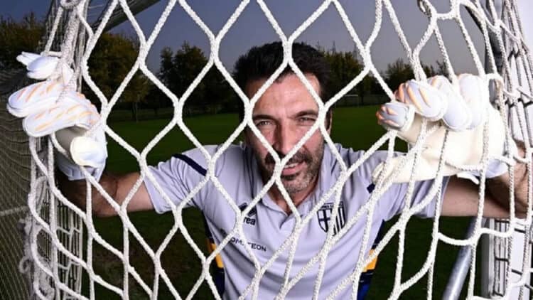 Gianluigi Buffon Pertimbangkan Pensiun