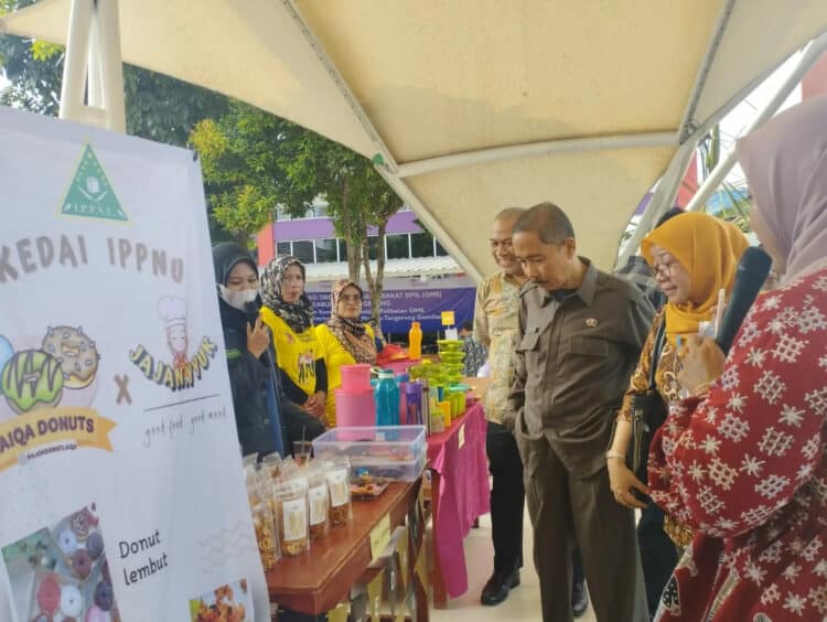PRODUK UMKM: Asda III Kabupaten Tangerang, Syaifullah dan Ketua Panitia Festival Inovasi Sri Hidayah sedang melihat salah satu produk UMKM yang dipamerkan dalam acara tersebut, di Gerai Tangerang Gemilang, Jalan Raya Serang, Bojong, Kecamatan Cikupa, Minggu (2/7). (ALFIAN HERIANTO)