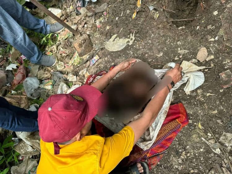 HENDAK DISERAHKAN: Tampak kerangka tulang yang telah dikeluarkan dari makam untuk diserahkan kembali kepada pihak keluarganya. (ISTIMEWA)