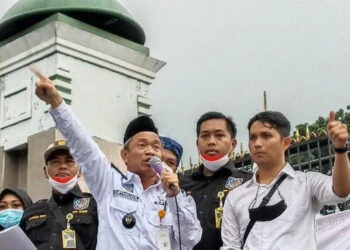 BERORASI: Ketua DPP APDESI Indonesia, Surta Wijaya saat berorasi di depan Kantor DPR/MPR RI, Jakarta Pusat. (ISTIMEWA)