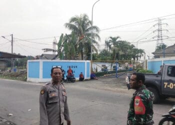 CEK LOKASI TAWURAN: Situasi di Jalan Raya Aria Wangsakara, Kampung Sodong, Desa Sodong, Kecamatan Tigaraksa, tepatnya di depan gardu PLN. Terlihat Kepolsian Sektor Tigaraksa beserta Koramil 06/Tigaraksa sedang melakukan olah TKP peristiwa tawuran remaja yang diduga para pelajar tingkat SMA/SMK, Kamis (6/7). (ALFIAN HERIANTO)
