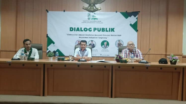 DIALOG PUBLIK: Sekretaris Daerah Kabupaten Tangerang, Moch. Maesyal Rasyid (tengah), bersama Ketua HMI Muhammad Agus (kanan), dan Kepala Dinas Kabupaten Tangerang Ahmad Muchlis (kiri), dalam acara dialog publik di Aula Bola Sundul, Gedung Usaha Daerah (GUD) Pusat Pemerintahan Kabupaten Tangerang, Sabtu (8/7). (ALFIAN HERIANTO)