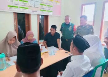 PENDAFTARAN: Suasana di Kantor Desa Tanjung Burung, Kecamatan Teluknaga. Terlihat salah satu Bacalon Kades yang bernama Rusdiyono telah mendaftarkan dirinya dalam kontestasi politik tingkat desa, Kamis (6/7) lalu. (ALFIAN HERIANTO)