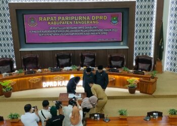 PERSETUJUAN: Wakil Bupati Tangerang Mad Romli dan Pimpinan DPRD Kabupaten Tangerang saat menandatangani persetujuan terhadap Raperda Pertanggungjawaban Pelaksanaan APBD tahun 2022, di Ruang Rapat Paripurna, Senin (10/7). (ALFIAN HERIANTO)