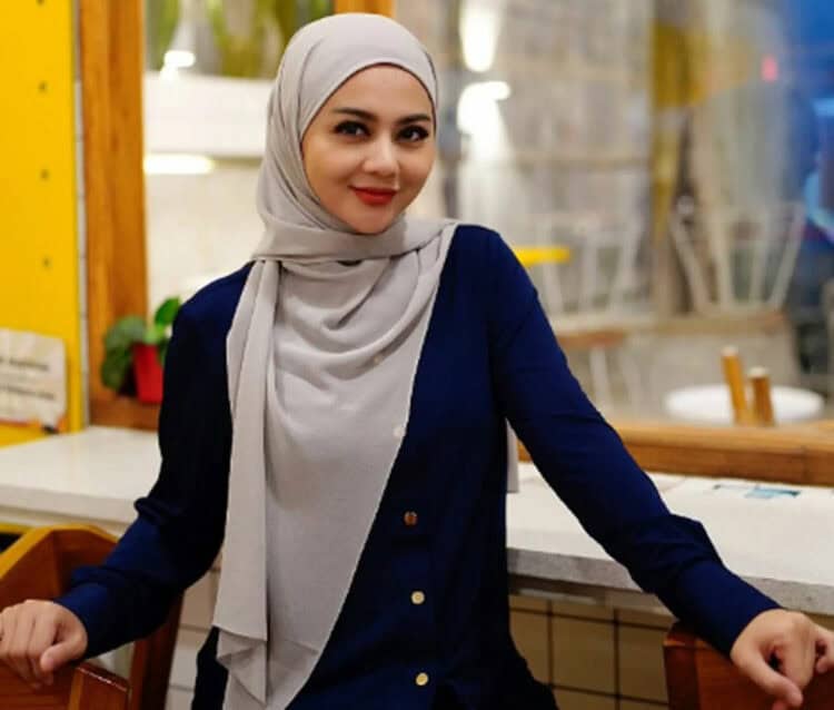 Jenita Janet Bosan dan Kesal Dicecar Soal Momongan